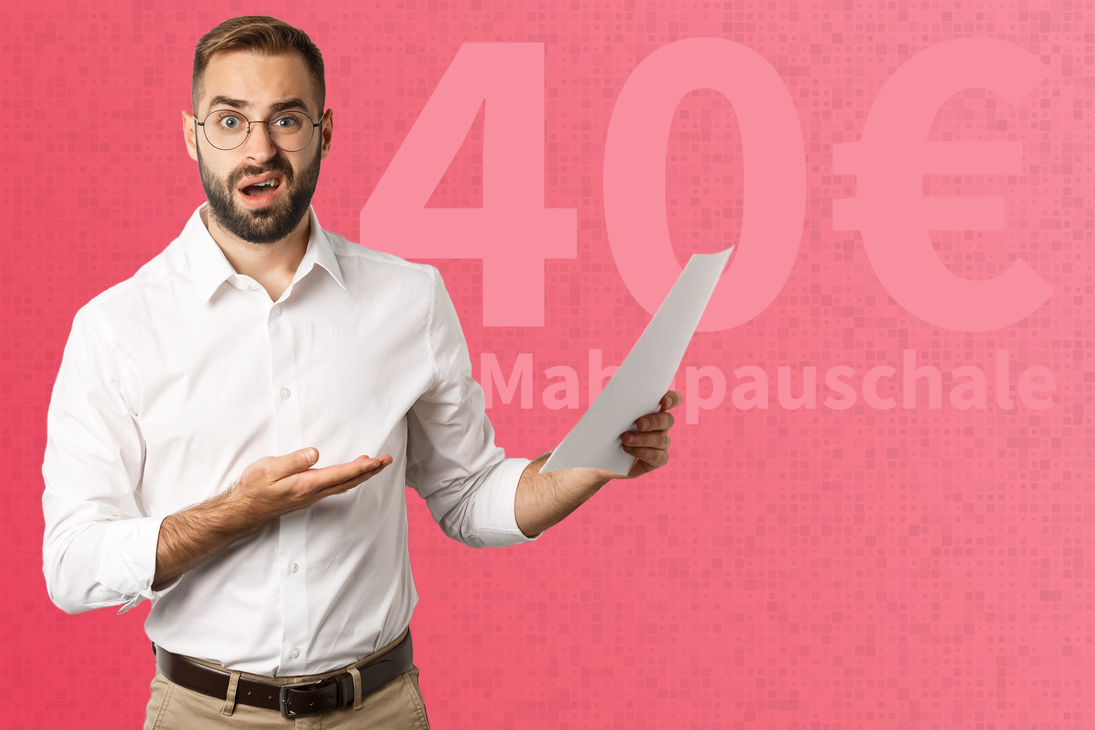 Ein Mann mit Brille, Bart und weißem Hemd hält überrascht ein Dokument in der Hand und macht eine erklärende Geste. Der Hintergrund ist rot und zeigt groß den Schriftzug "40 € Mahnpauschale"