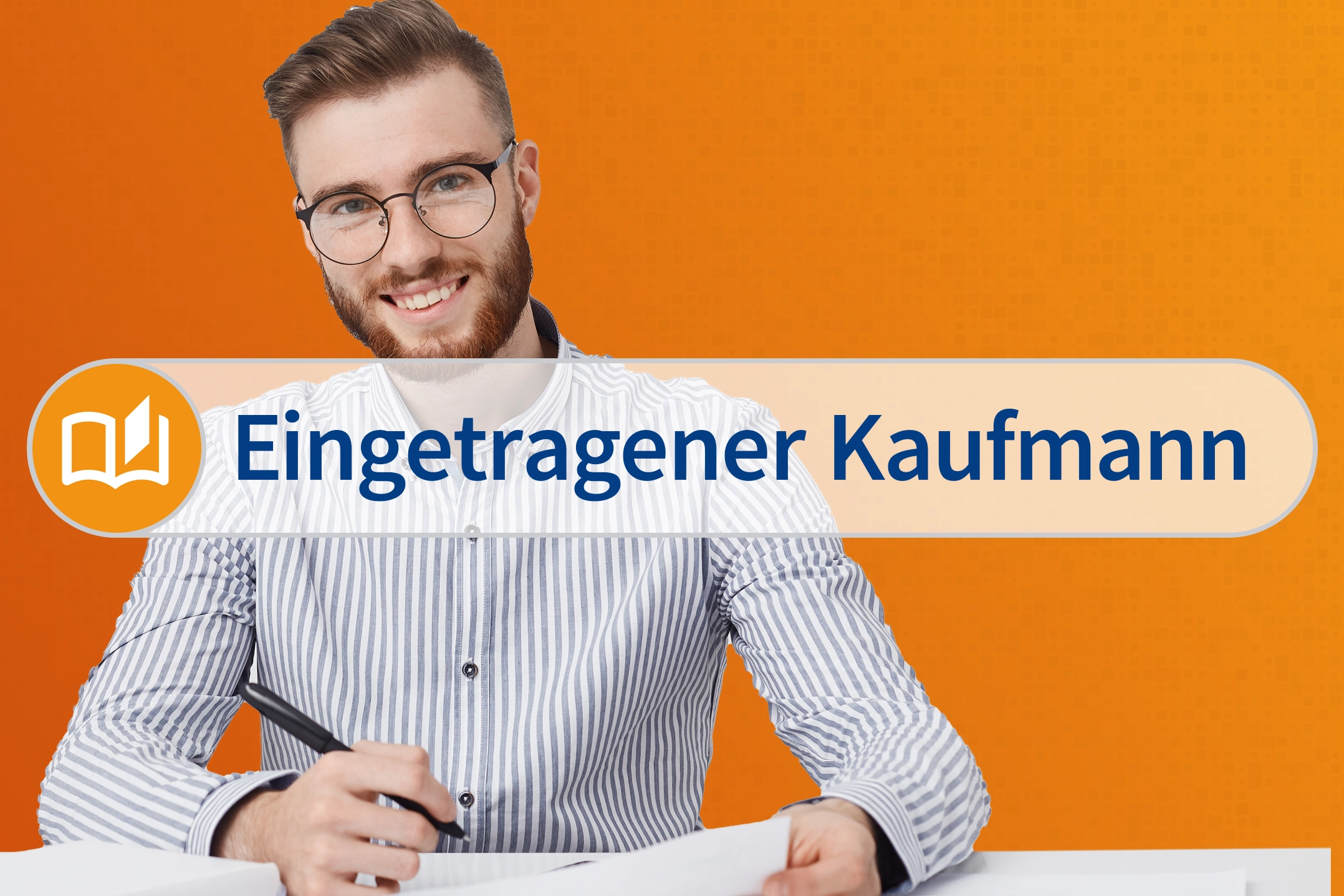 Ein junger Mann mit Brille und Bart schreibt auf ein Dokument. Hintergrund: Orange.