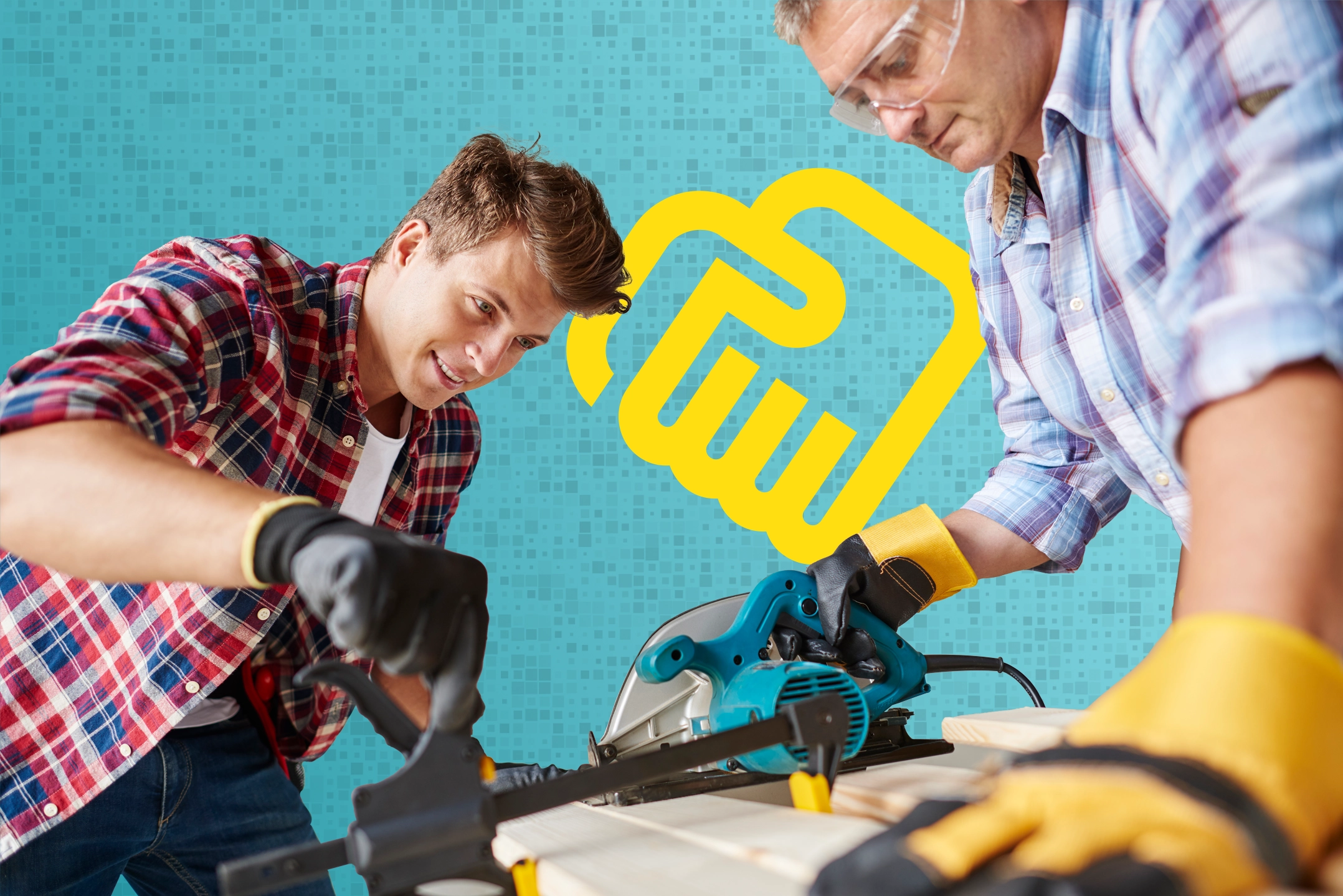 Zwei Männer in karierten Hemden bearbeiten gemeinsam Holz mit einer elektrischen Säge. Einer der Männer trägt Schutzbrille und Handschuhe. Im Hintergrund ist ein gelbes Symbol zu sehen, das zwei ineinandergreifende Hände zeigt.